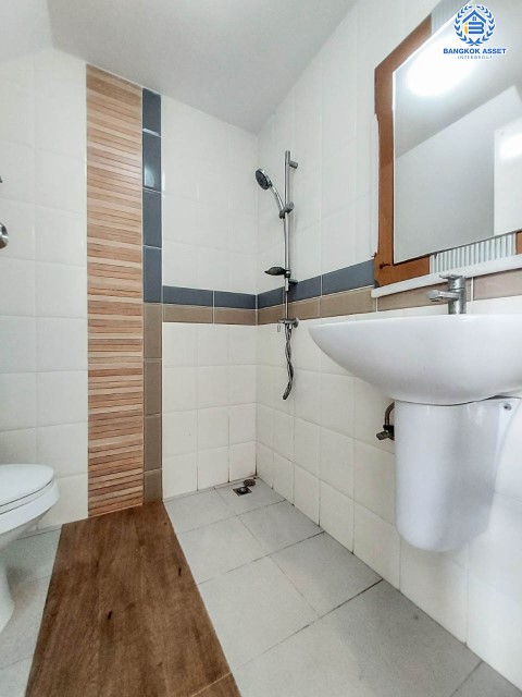 ทาวน์เฮ้าส์มือสองย่านสมุทรสาคร ม.โกลเด้นทาวน์ พระราม2 เนื้อที่มากถึง 21.2 ตร.ว. ฟังก์ชันจัดเต็มถึง 4 ห้องนอน 3 ห้องน้ำ 2 ที่จอดรถ บนทำเลเยี่ยม เชื่อมต่อถ.พระราม 2, ถ.กาญจนาภิเษก ใกล้บิ๊กซี, เซ็นทรัลพระราม 2 และทางด่วน "พระราม 2"